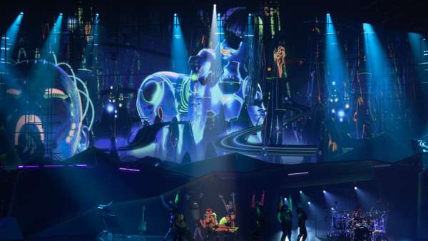 演唱會活動的舞美策劃了反烏托邦的布景，增強和補充了舞臺效果