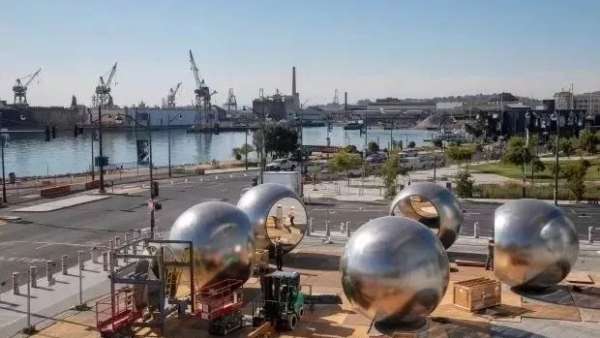 藝術(shù)裝置的展覽策劃多層次的反射空間，將你我、人群包含在其中