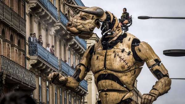 他們策劃的巡回演出活動(dòng)驚艷全城，高呼巨獸出行請避讓！