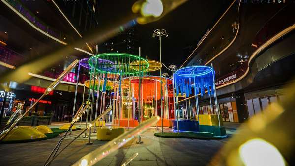 精彩天地的開業(yè)活動(dòng)策劃了三大斑瀾色彩的裝置，激活了趣味氛圍