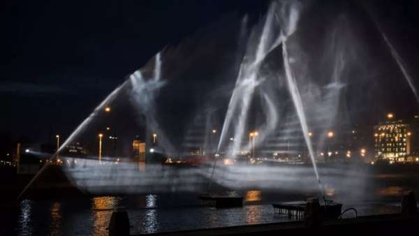 這艘3D船策劃投射出來(lái)的燈光秀活動(dòng)真令人眼花繚亂和充滿希望