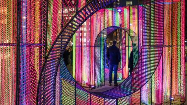 彎曲彩虹燈光藝術(shù)展會(huì)活動(dòng)裝置，鮮艷而俏皮的打卡新領(lǐng)域