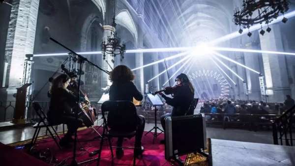 教堂里的這場視聽燈光秀表演活動，重新詮釋了光的奇跡