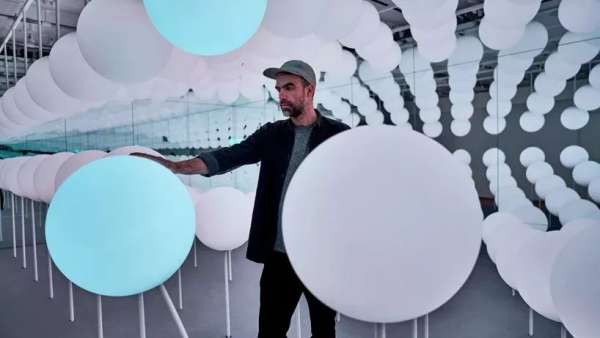 用一場(chǎng)發(fā)光球策劃的燈光藝術(shù)活動(dòng)裝置，很好地將體驗(yàn)概念形式化