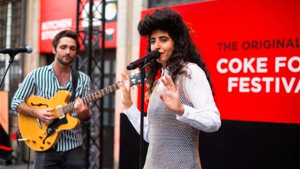 可口可樂以美食快閃店活動(dòng)策劃開場(chǎng)，用最燃音樂和美食點(diǎn)亮活動(dòng)氛圍