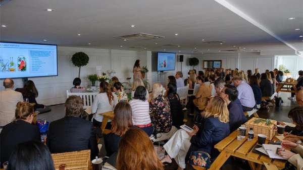 下雨天的發(fā)布會活動策劃也可以很花園式，野餐風(fēng)格和花園裝飾也很搭