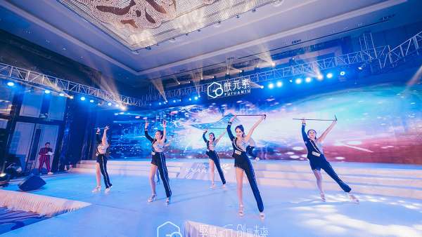 美妝發(fā)布會活動現(xiàn)場，月牙白和先鋒銀的策劃更具高級感