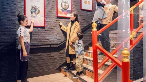 安在餐廳里的歷史展覽策劃，異域文化元素更是驚鴻一瞥