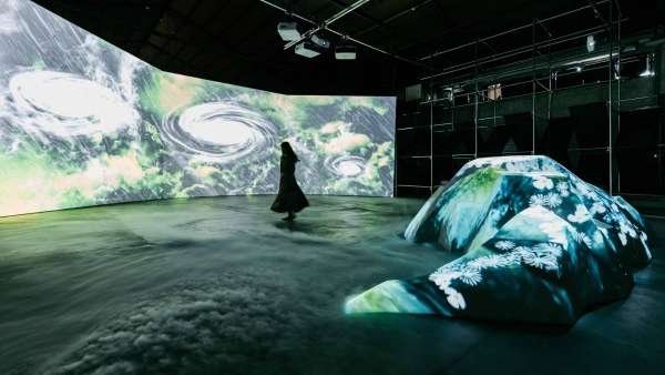 鏡像節(jié)展覽活動策劃了一個跨越時空的互動式奇幻場景，妙哉！