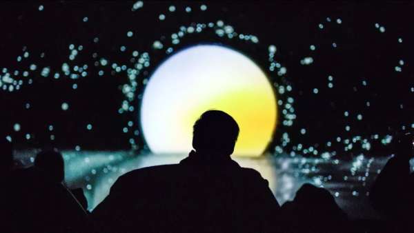 這場沉浸式展覽策劃了一個超時空錯位之旅，打開感官感悟生命狀態(tài)