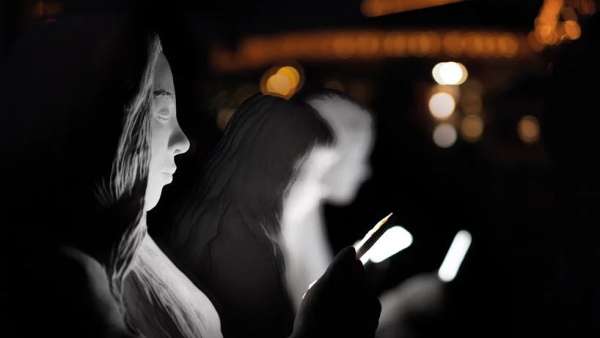 “被光吸引”的主題展覽活動(dòng)策劃的是數(shù)字技術(shù)如何占據(jù)我們的生活