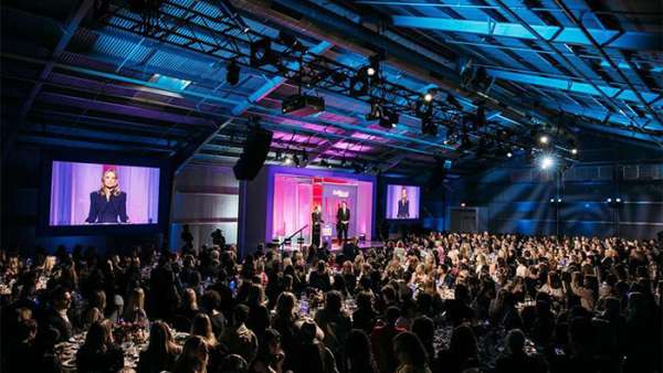 娛樂女性峰會活動現(xiàn)場人氣爆滿星光閃爍，還有美味香檳享用