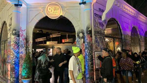 街頭潮流服飾大會(huì)活動(dòng)現(xiàn)場(chǎng)時(shí)尚潮流元素杠杠的，涂鴉、霓虹全不落下