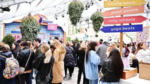 開放式互動體驗(yàn)的快閃店活動把客人帶到了白雪覆蓋的山坡小屋，好神秘