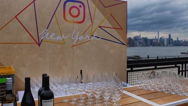 年會(huì)活動(dòng)選址在海濱屋頂，更有明星廚師加持，真美