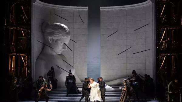 舞臺(tái)上巨型半機(jī)械雕塑震撼了這場演出活動(dòng)的視覺效果