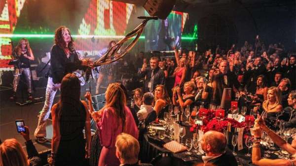 邁阿密的許愿晚會(huì)活動(dòng)以慈善為題，為嚴(yán)重疾病的兒童康復(fù)募資