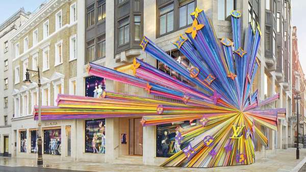 LV這種爆炸的展覽活動策劃的確可以保持話題熱度，肯定C位