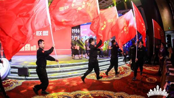 美妝年會(huì)活動(dòng)策劃現(xiàn)場的產(chǎn)品星光熠熠，展覽姿態(tài)更優(yōu)雅