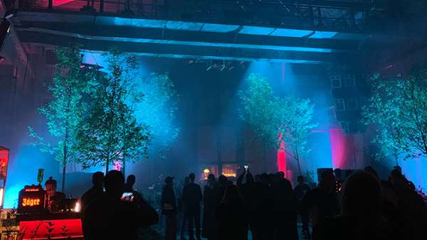 電音節(jié)派對活動現(xiàn)場的藝術(shù)裝飾，展示了森林才是主角的概念