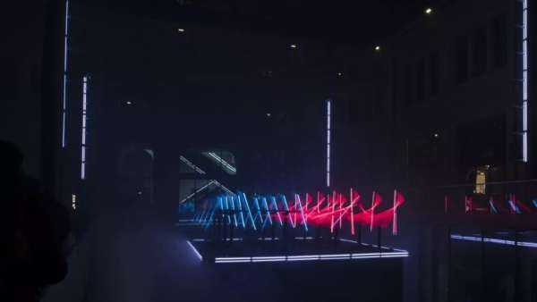 里昂燈光秀活動(dòng)策劃了一場(chǎng)機(jī)器人芭蕾，用光代替了人類