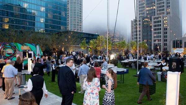 酒店開業(yè)派對活動打造成夏日晚會了，空中表演加持了整個活動