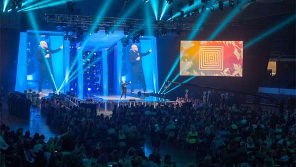 LuLaRoe的年會活動策劃以互動空間為主，更有8場時裝秀表演