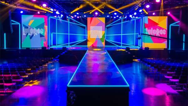 凱莉·克拉克森的音樂會直接搬到TA家的年會活動現(xiàn)場，真好