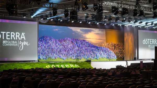 這個精油世家的全球大會活動策劃的舞美，讓舞臺更生動了