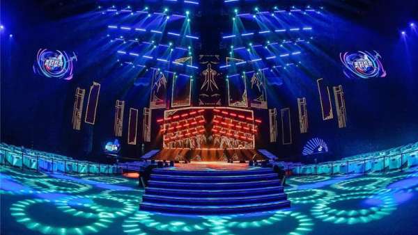 年終盛典活動(dòng)打破舞臺(tái)和觀眾間的壁壘，無(wú)處不舞臺(tái)精彩亮相