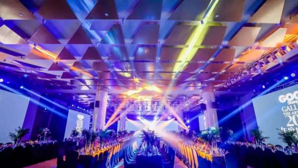 開年的時(shí)尚盛典活動(dòng)策劃的黑科技舞臺(tái)，環(huán)繞式全方位體驗(yàn)真贊