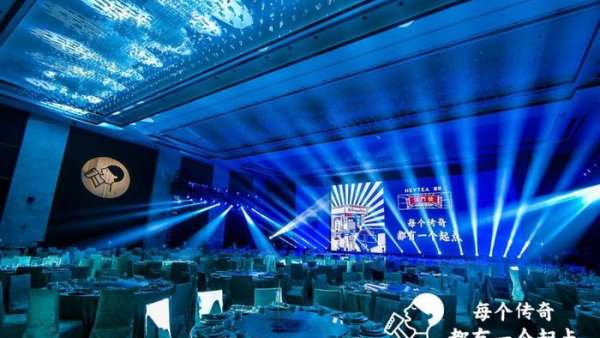 年會(huì)活動(dòng)策劃也是可以港式風(fēng)十足的，紅白藍(lán)的搭配也很時(shí)尚潮流