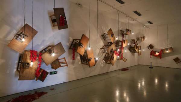 從視覺變現(xiàn)切入，這樣的主題展覽活動展現(xiàn)了20世紀(jì)90年代的那些問題