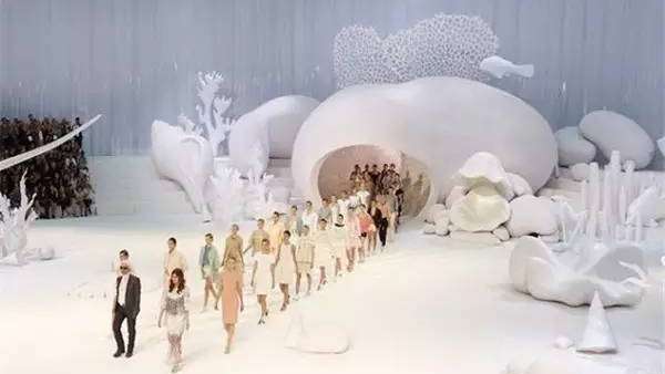 T臺秀活動現(xiàn)場除了模特還有啥，肯定是那些T臺的舞美設(shè)計(jì)啦