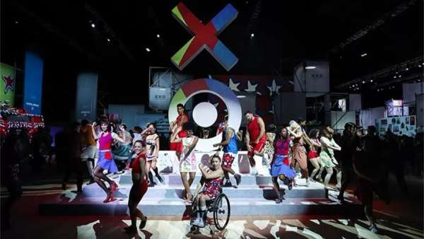 20周年的快閃式派對活動竟在公園大道的軍械庫舉行，霸氣十足啊