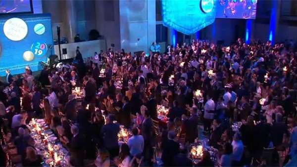 以牛仔褲作為活動(dòng)主視覺的慈善晚會(huì)活動(dòng)真的很罕見，效果卻極好