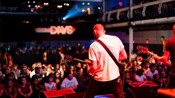 周末的快閃式派對(duì)活動(dòng)以新品發(fā)布開(kāi)場(chǎng)，因滑板文化更盡興