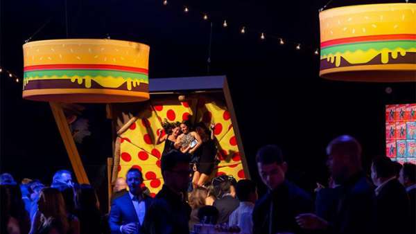 美食大集合的派對(duì)活動(dòng)策劃現(xiàn)場(chǎng)盡是對(duì)美食的全心熱愛(ài)，多彩又活力