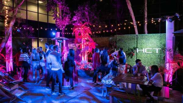 夏日雞尾酒派對活動怎能少了各式裝飾元素，超大泳池充氣裝飾太吸睛了