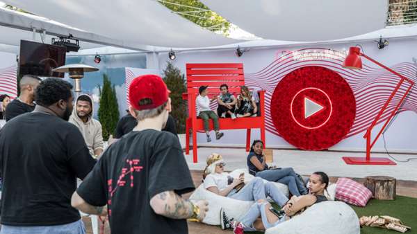 音樂(lè)狂歡節(jié)活動(dòng)現(xiàn)場(chǎng)策劃一個(gè)品牌接觸點(diǎn)可以更好地輸出品牌