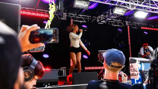 把音樂(lè)會(huì)活動(dòng)開(kāi)到平板拖車上，這快閃式音樂(lè)會(huì)活動(dòng)腦洞太開(kāi)了