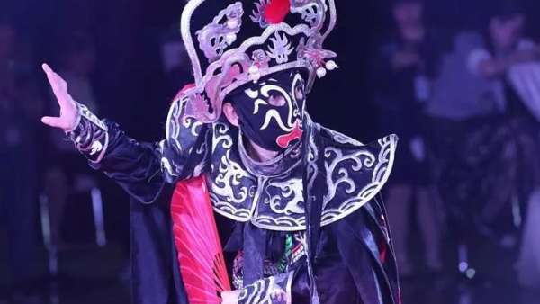 特色風(fēng)情的年會(huì)活動(dòng)以醒獅拉開序幕，還上演了一場(chǎng)異域風(fēng)情的嘉年華