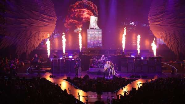 現(xiàn)代搖滾秀活動的舞美設(shè)計更像是劇院和搖滾的組裝體，活力四射