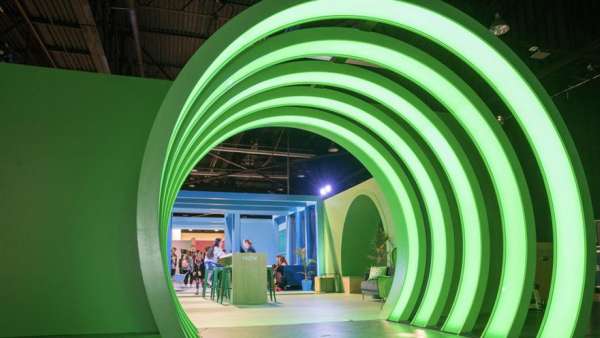 在線視頻大會活動創(chuàng)造的沉浸在光和顏色的空間，使品牌體驗更強(qiáng)了