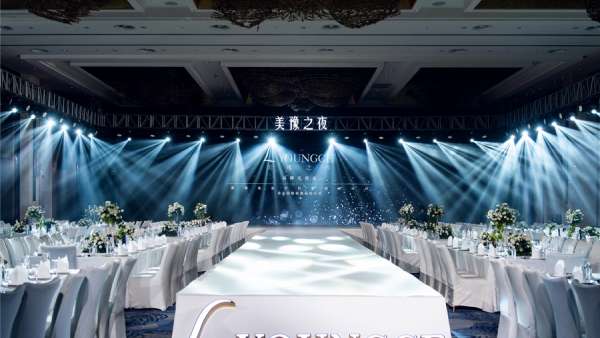 美業(yè)品牌發(fā)布會(huì)活動(dòng)現(xiàn)場燈光四射，現(xiàn)場的布置格調(diào)也是高高高