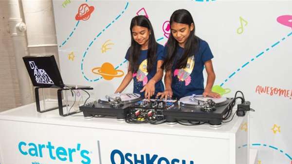 這樣一個(gè)“兒童宇宙”的想象體驗(yàn)活動(dòng)，毛絨兔拖鞋也沒(méi)有年齡限制