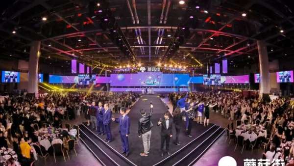 年會活動現(xiàn)場更是一個精心布置的時尚秀場，現(xiàn)場T臺秀加持了活動氛圍