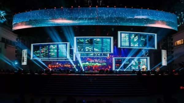 星光大賞活動以中心四面臺設(shè)計多層次多角度豐富視覺感受，增加藝人高光