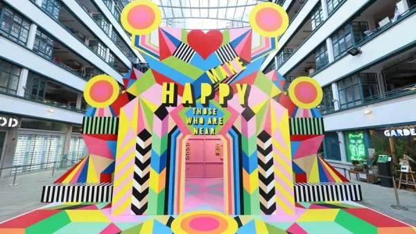 色彩斑斕的快閃店展覽活動靈動了整個區(qū)域，也帶來了意想不到的驚喜