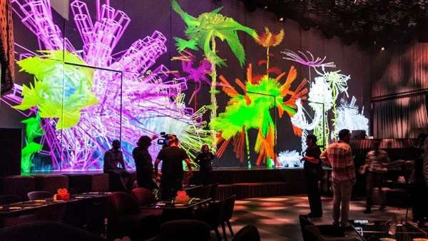 數(shù)字藝術(shù)展覽活動(dòng)僅為慶祝這家多感官美食劇場(chǎng)的全新開(kāi)放